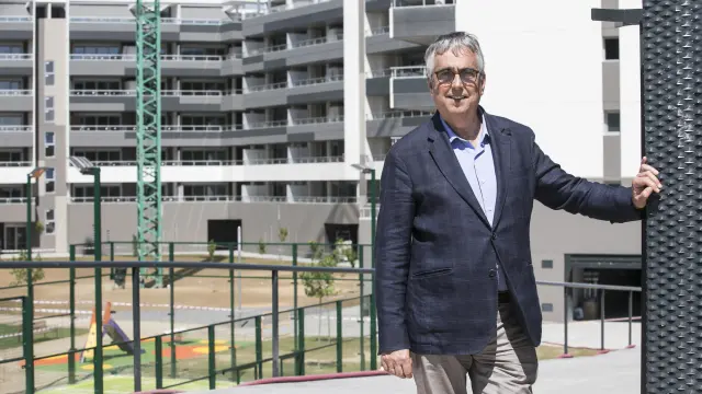 Juan Carlos Bandrés, director general del grupo Lobe, frente a uno de los conjuntos de viviendas construidos en Zaragoza.