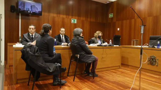 Las dos hermanas acusadas, durante la primera sesión del juicio por el crimen de Raimundo Medrano en Calatayud.