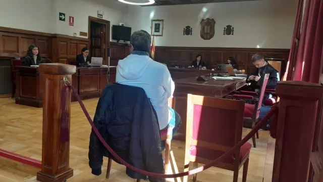 El procesado, de espaldas, este martes, durante su declaración en el juicio celebrado en la Audiencia de Teruel.