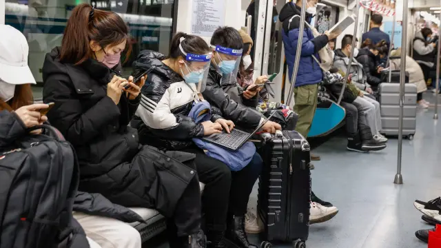 Ciudadanos chinos dentro de un tren en Pekín