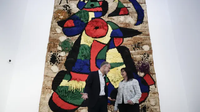 El director de la Fundació Joan Miró, Marko Daniel (i), y la directora general adjunta de la Fundació LaCaixa, Elisa Duran (d), posan para los medios de comunicación antes del estreno del audiovisual "Los tapices de Miró. Del hilo al mundo"