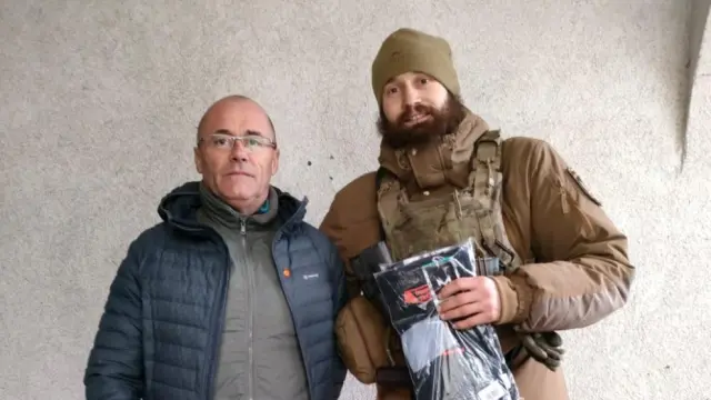 El voluntario zaragozano Jesús Arroyo, junto al ultrafondista ucraniano Andreii Tkachuk, voluntario en el Ejército de Ucrania.
