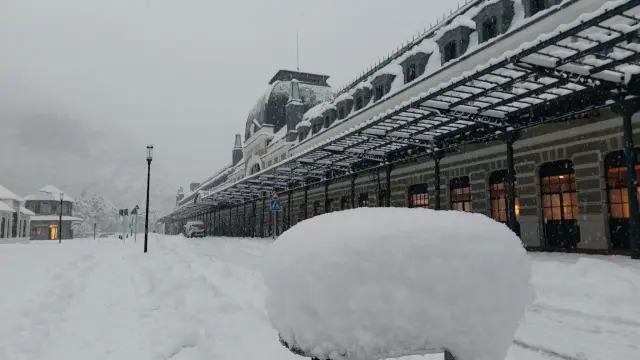 La nevada dejó espectaculares imágenes el lunes en la estación de Canfranc.
