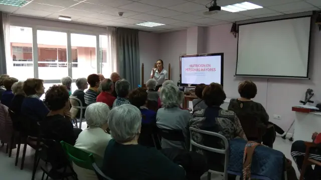 Ana Moradell, impartiendo una charla sobre envejecimiento saludable en Zaragoza.