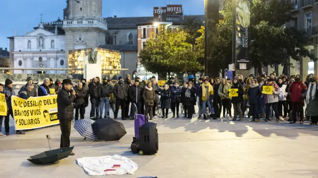 Concentración de los colectivos del CSC Luis Buñuel este miércoles en la plaza del Pilar.