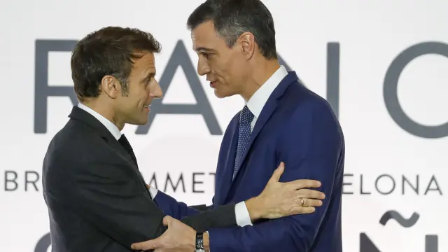 Los presidentes francés Emmanuel Macron y español Pedro Sánchez