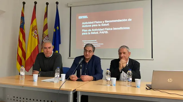El presidente de la Comarca Comunidad de Calatayud, Ramón Duce (i); el director general de Deporte del Gobierno de Aragón, Mariano Soriano (c); y el director general de Asistencia Sanitaria, José María Abad (d)