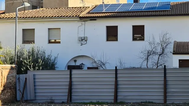 Una vivienda de Binéfar donde se han instalado placas fotovoltaicas.