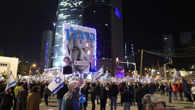Multitudinaria protesta en Tel Aviv contra el Gobierno de Netanyahu.