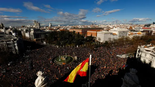 People hold a banner reading "#GovermentResignation" during a protest against the government of Spanish Prime Minister Pedro Sanchez at Cibeles Square in Madrid, Spain, January 21, 2023. REUTERS/Susana Vera SPAIN-POLITICS/PROTEST