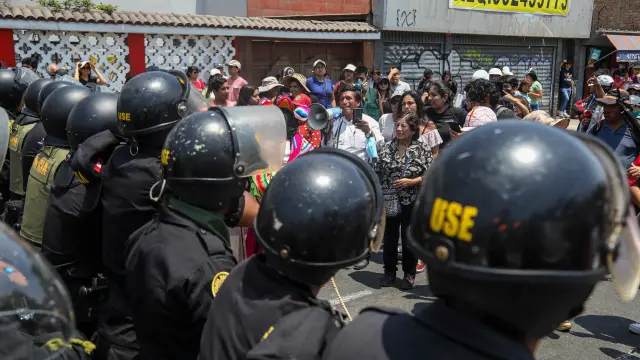 Policía desaloja campus universitario donde acampaban manifestantes en Lima
