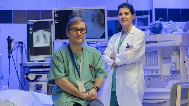 Los neumólogos Orcástegui y Hernández, en la sala de broncoscopias del Hospital Clínico.