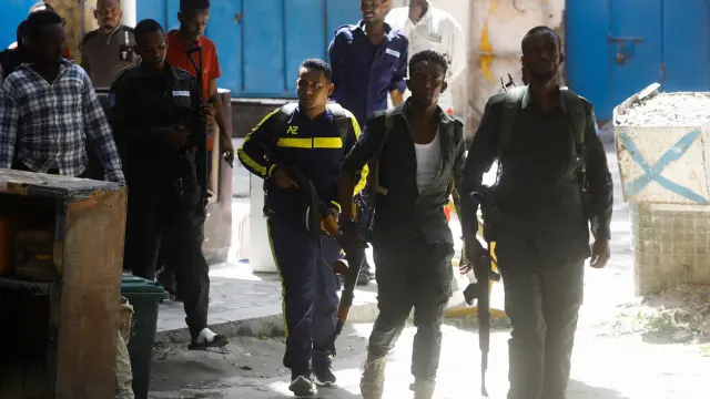 Al menos tres explosiones afectaron al Ayuntamiento de la capital de Somalia y dejaron este domingo un número indeterminado de muertos en un ataque que ha sido reivindicado por el grupo yihadista Al Shabab.