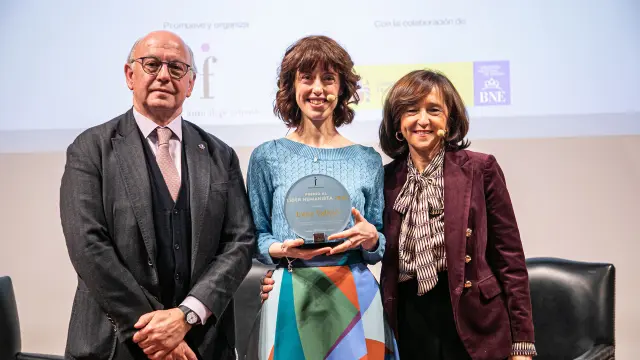 Aldo Olcese, Irene Vallejo y Ana Santos, tras la entrega del premio.