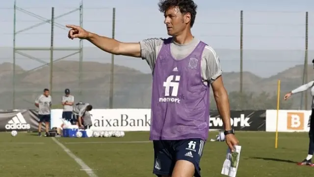 Santi Denia, durante un entrenamiento de la selección española sub-19.