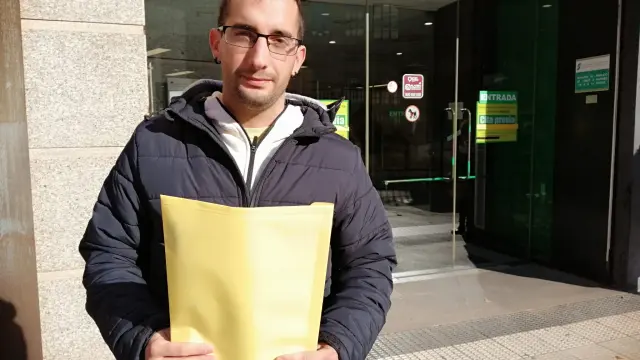Ismael Escuer ha acudido este martes a una oficina de la Seguridad Social del centro de Zaragoza.
