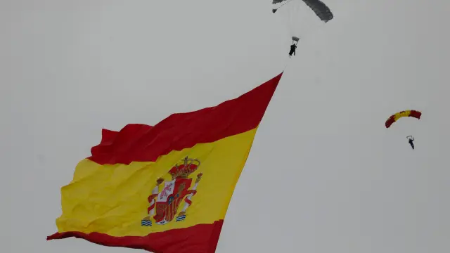 Un paracaidista con la bandera de España más grande jamás desplegada.