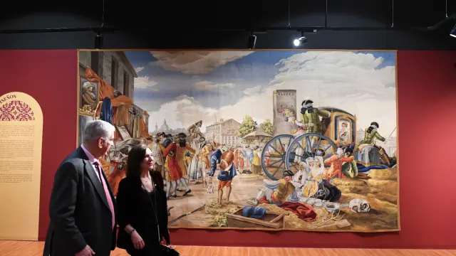 Sara Fernández y Alejandro Klecker ante el tapiz 'Fantasía de Goya'.