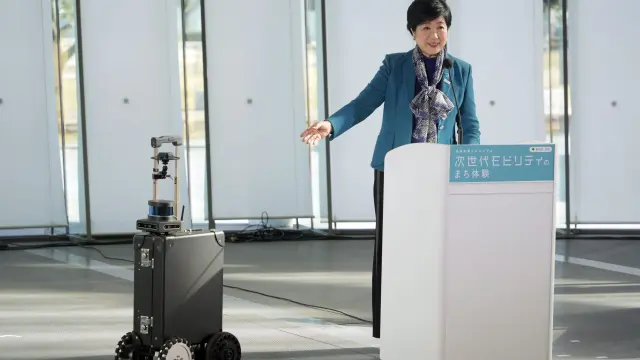 La gobernadora de Tokio, Yuriko Koike, presenta la maleta inteligente durante una rueda de prensa en la capital japonesa.
