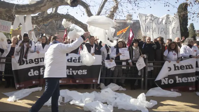 Miles de médicos se manifiestan en Barcelona en el segundo día de huelga