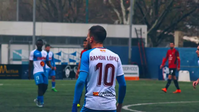 Ramón López, con el número 10 en la camiseta del Ebro.