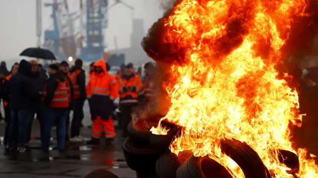Trabajadores de la refinería ubicada en el puerto de Saint-Nazaire queman neumáticos