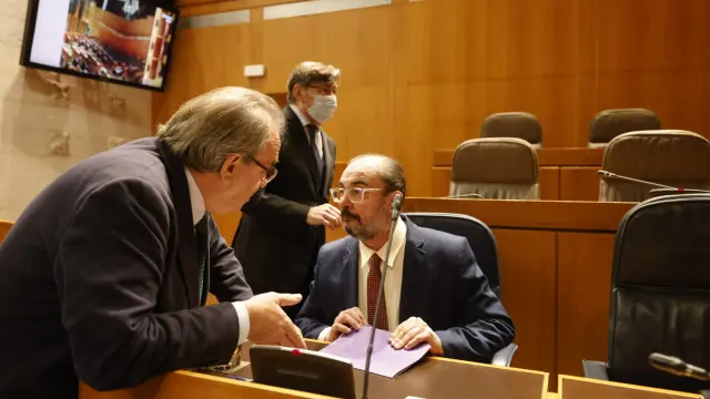 El consejero de Hacienda, Carlos Pérez Anadón, y el presidente aragonés, Javier Lambán, antes de la sesión de control al Gobierno en las Cortes, este viernes.