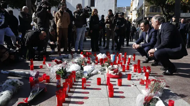 El presidente andaluz, Juanma Moreno, en el punto donde falleció el sacristán de Algeciras