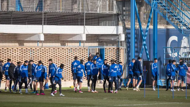 La plantilla del Real Zaragoza, durante un entrenamiento en la Ciudad Deportiva.