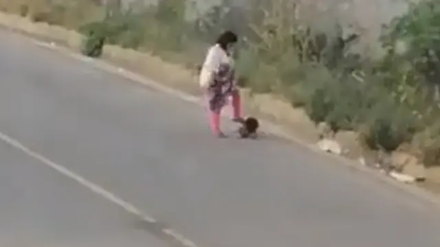 Agresión de la mujer a su hijo captada por una cámara de seguridad