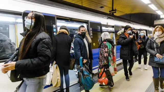 Pasajeros del metro de Madrid con mascarilla.