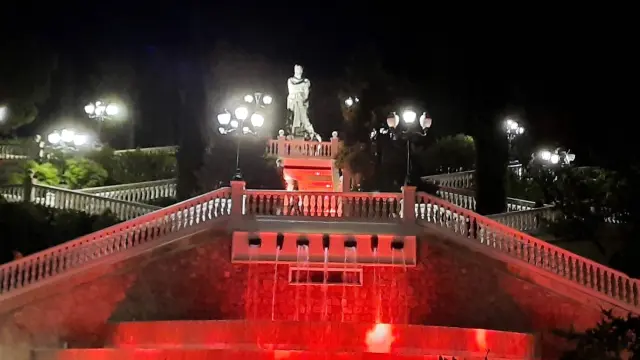 Fuente de Zaragoza iluminada por el cumpleaños de Felipe VI.