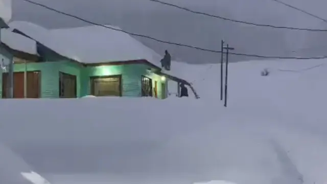 Acumulación de nieve el la región de Cachemira india