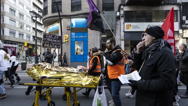 Protesta en Zaragoza de los trabajadores del transporte sanitario.
