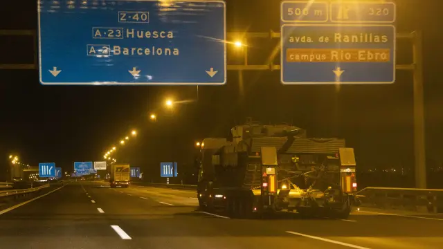 El tanque Leopard del cuartel de Casetas trasladado de madrugada, a las 2.00, hacia la empresa de Santa Barbara en Sevilla.