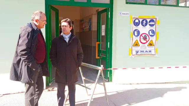 Francisco Ratia y Luis Felipe delante de la entrada a los vestuarios de la piscina San Jorge de Huesca.