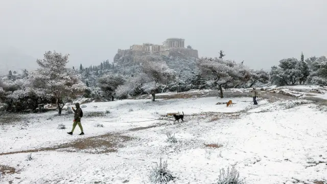 La Acrópolis de Atenas cubierta de nieve