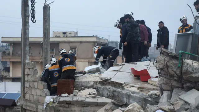 Labores de rescate tras el terremoto en Azaz, Siria.