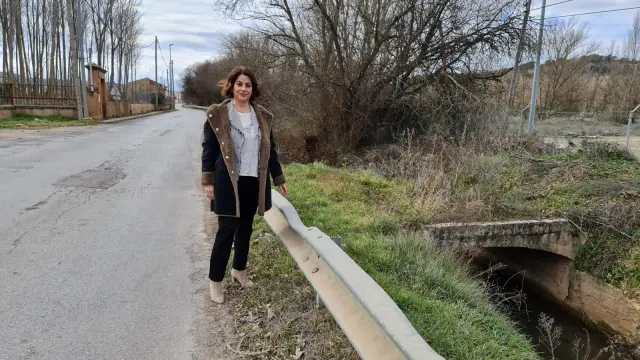 Emma Buj, en la carretera de Villaspesa, junto a la acequia que se va cubrir.