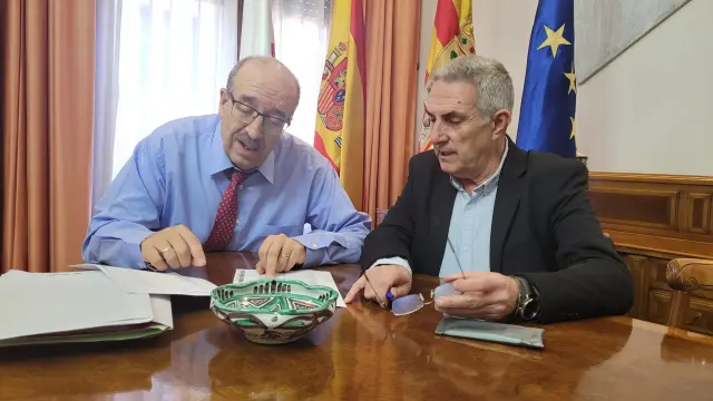 Manuel Rando y el diputado delegado de Planes Provinciales José Luis López observan las cifras del Plan de Empleo.