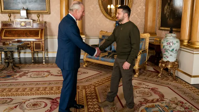 El rey Carlos III celebra una audiencia con el presidente ucraniano Volodymyr Zelensky en el Palacio de Buckingham