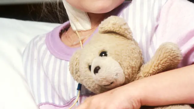 Una niña con cáncer en un hospital, en una imagen de archivo