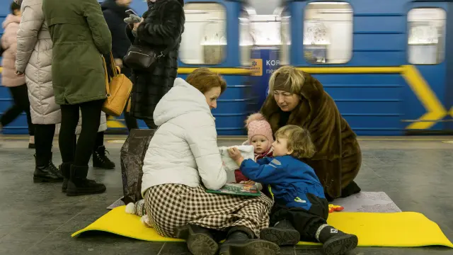 Ciudadanos ucranianos resguardados en el metro de Kiev