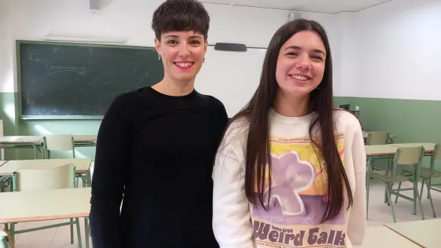 Esther Calvo, intérprete de lengua de signos, con Carlota Martínez, alumna de 4º de la ESO con discapacidad auditiva, en su clase del IES Ítaca de Zaragoza.