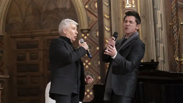 Javier Herrero, de Los Pecos, y David Civera cantan a dúo en la iglesia de San Pedro.