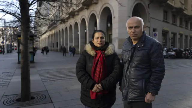 Ahmet Saglik y su mujer Gu8ngor Ekinci, en el paseo de Independencia.