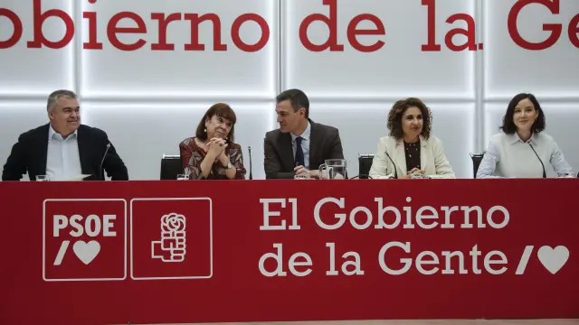 Pedro Sánchez, Cristina Narbona, Santos Cerdán, María Jesús Montero, Andrea Fernández al inicio de la reunión de la Ejecutiva Federal del PSOE este lunes.