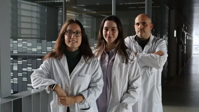 Ricardo Villa Bellosta, junto a las doctorandas Alicia Flores Roco y Belinada Lago Vallejo, en su laboratorio de la Universidad de Santiago de Compostela