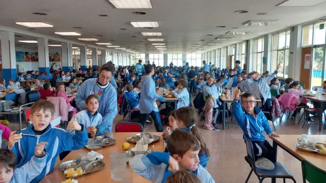 El comedor del colegio del Salvador -Jesuitas- de Zaragoza acoge cada día a 1.000 que comen en el centro.