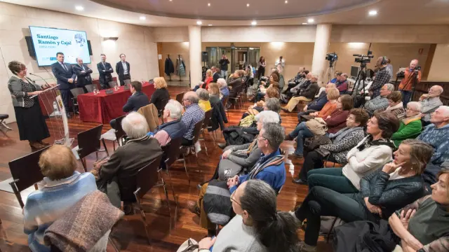 El público llenó la sala de maquetas de la Diputación de Huesca para escuchar a los expertos.